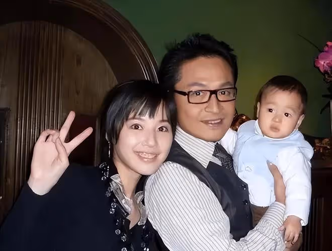 馬景濤為微商站台,頭頂禿了一大片,與富婆牽手唱歌全程眼神狂熱