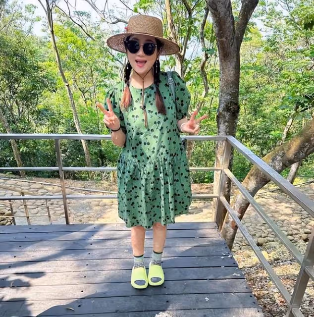 41歲Selina曬全家福官宣生子,小腰果長相曝光,臉龐清秀像媽媽