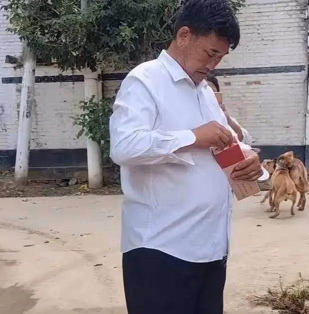 大衣哥被鄰居指著鼻子罵髒話,原來排水渠並不是給村裡修的