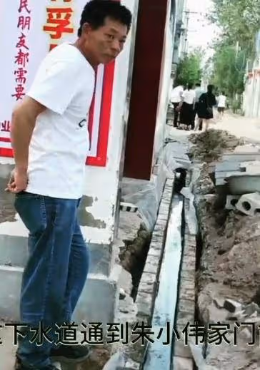 大衣哥被鄰居指著鼻子罵髒話,原來排水渠並不是給村裡修的