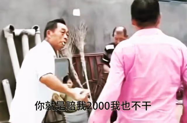 大衣哥被鄰居指著鼻子罵髒話,原來排水渠並不是給村裡修的
