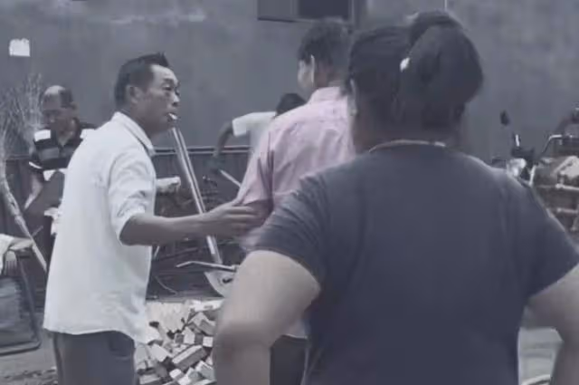 大衣哥被鄰居指著鼻子罵髒話,原來排水渠並不是給村裡修的