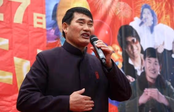大衣哥被鄰居指著鼻子罵髒話,原來排水渠並不是給村裡修的