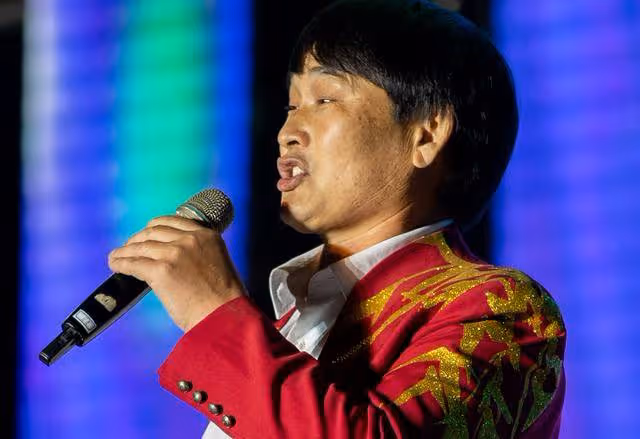 大衣哥被鄰居指著鼻子罵髒話,原來排水渠並不是給村裡修的