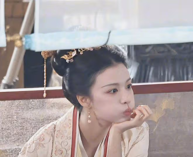 《柳舟記》全新路透，王楚然王妃造型唯美漂亮，近照酷似劉亦菲