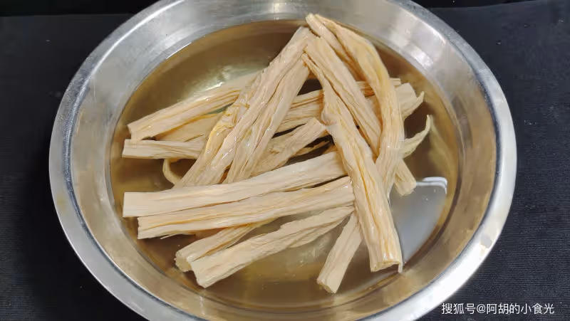 腐竹和它完美搭配,不愧是「秋季蔬菜之王」!脆脆的、更營養,補水防燥好菜
