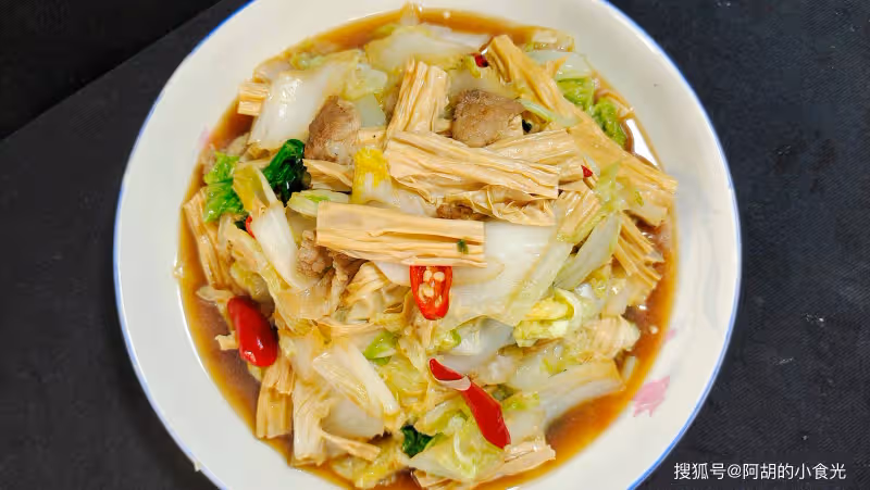 腐竹和它完美搭配，不愧是「秋季蔬菜之王」！脆脆的、更營養，補水防燥好菜