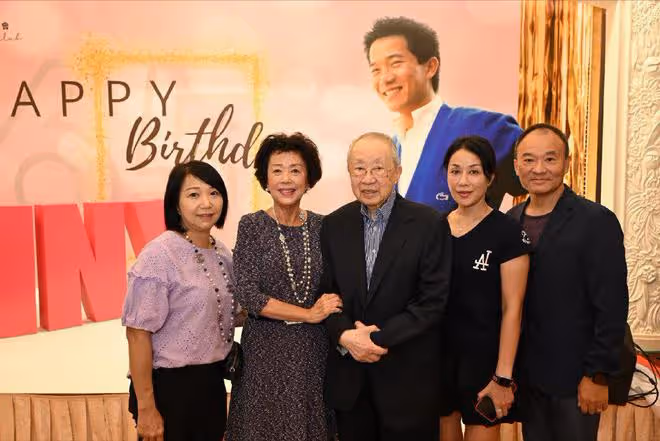 粉絲為陳百強打掃墓地送生日蛋糕,Danny65歲冥誕不寂寞