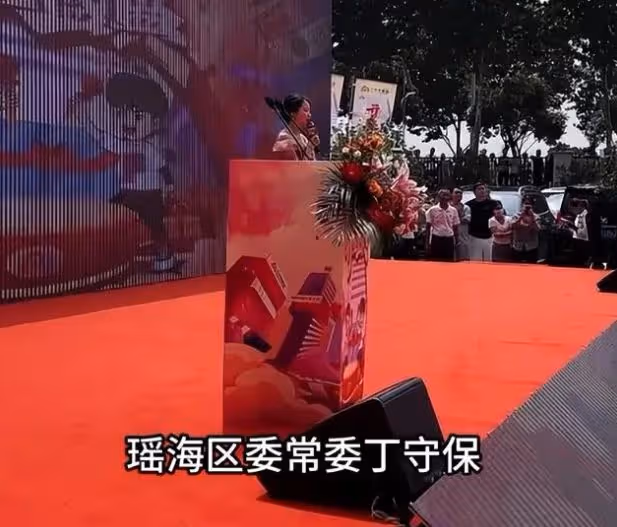 三隻羊開業!小楊哥雇5000人,年收入超500億,獲當地領導支持