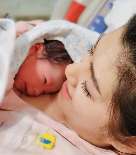 41歲Selina官宣生子,孩子肺積水插滿管子,拍照姿勢被吐槽心狠