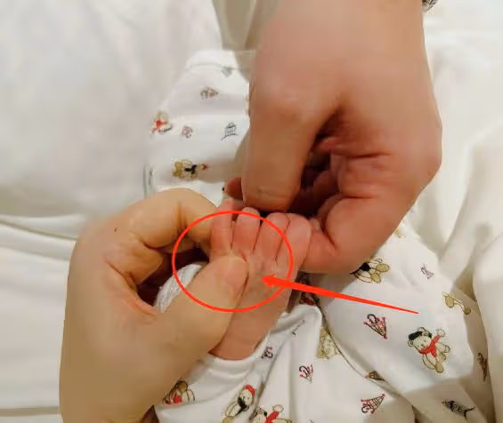 41歲Selina官宣生子,孩子肺積水插滿管子,拍照姿勢被吐槽心狠