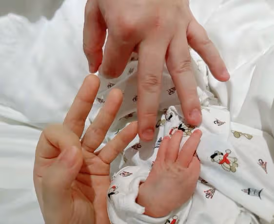 41歲Selina官宣生子,孩子肺積水插滿管子,拍照姿勢被吐槽心狠
