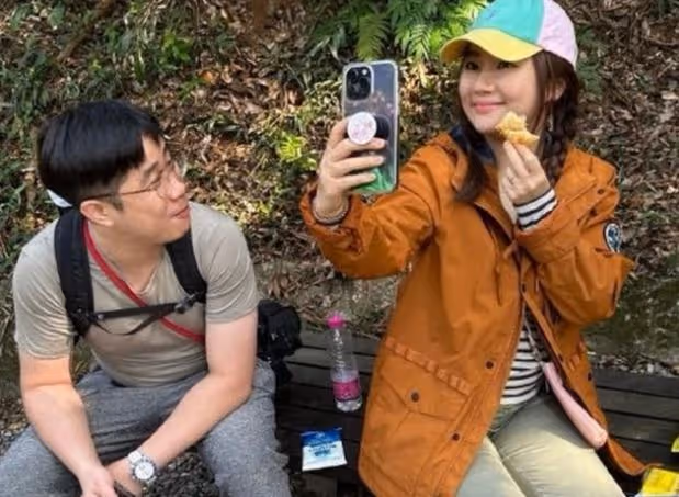 41歲Selina官宣生子,孩子肺積水插滿管子,拍照姿勢被吐槽心狠