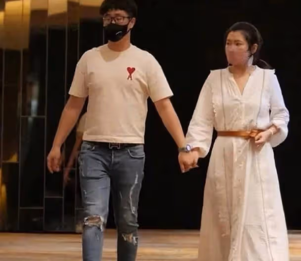 41歲Selina官宣生子,孩子肺積水插滿管子,拍照姿勢被吐槽心狠