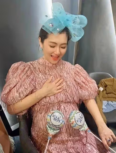 Selina官宣順產生子,曬母子合照,孩子因肺積水住保溫箱