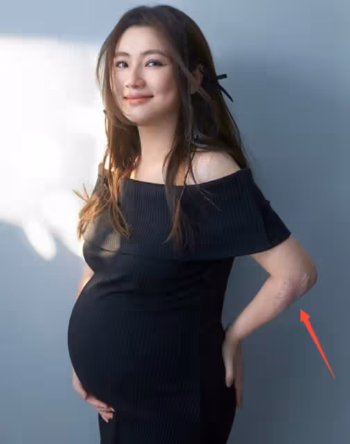 Selina官宣順產生子,曬母子合照,孩子因肺積水住保溫箱
