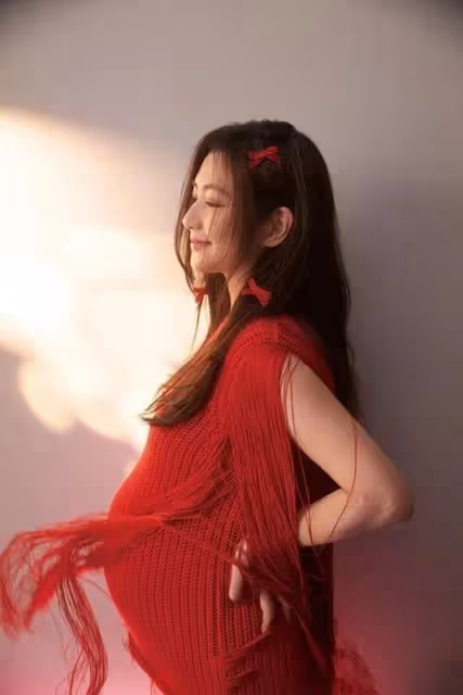 Selina官宣順產生子,曬母子合照,孩子因肺積水住保溫箱