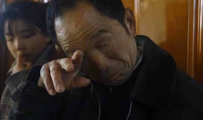 我退休金六千,卻得掰成三份養家,吃幾月清水面,賣房去養老院