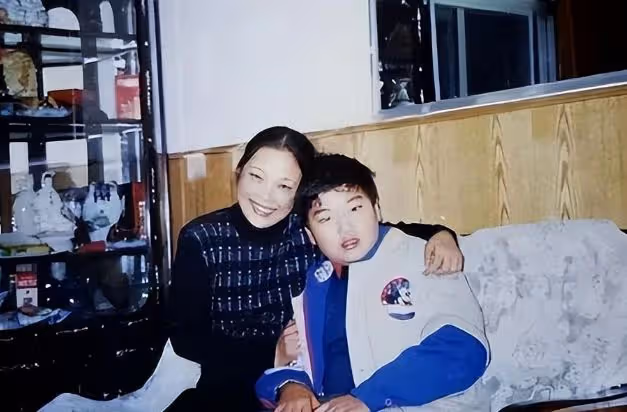 1988年,武漢女子生下腦癱兒遭丈夫拋棄,28年後兒子考上北京大學