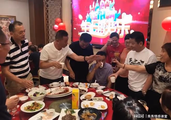 故事:兒媳送親家母三萬的手鐲,卻要我買單,我決定跟老伴去旅行