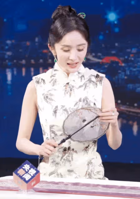 央視鏡頭下,楊冪趙麗穎的差距簡直不要太明顯,趙麗穎又贏麻了