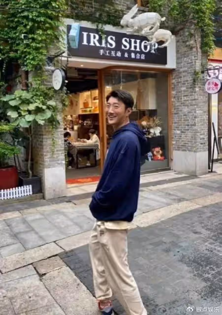 知名港星廣東擺攤賣雞爪!自曝比演戲還賺錢,已在佛山買了2套房
