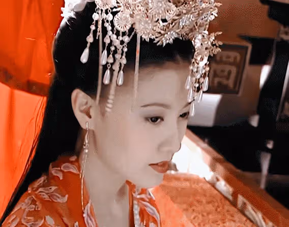 神似高圓圓,婉拒蘇有朋,當紅時隱婚生子,35歲憑「惡妾」翻紅
