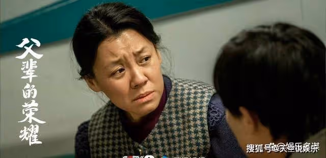 《父輩的榮耀》鳳霞出城當舞女，生下女兒梁留洋，兆成接盤當親爹