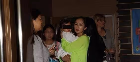 隱藏多年的楊冪女兒正面照曝光，網友見到後：就這還用藏？