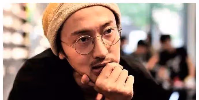 拒絕《愛情公寓》,靠戀情上熱搜,用演技賭人生的王傳君,怎麼變成這樣了?