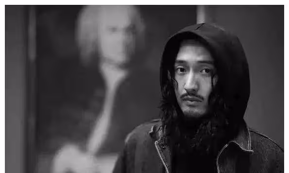 拒絕《愛情公寓》,靠戀情上熱搜,用演技賭人生的王傳君,怎麼變成這樣了?