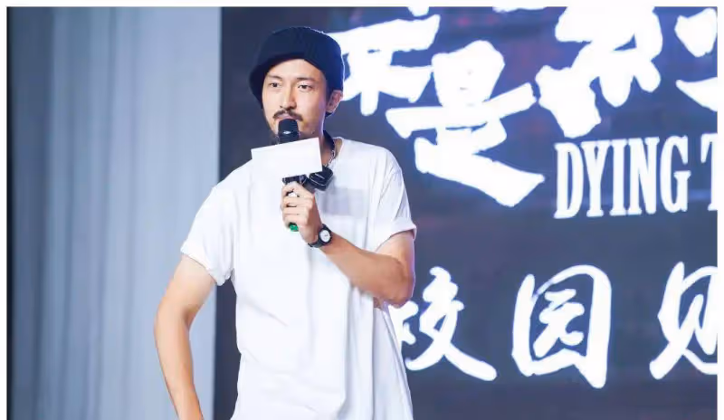 拒絕《愛情公寓》，靠戀情上熱搜，用演技賭人生的王傳君，怎麼變成這樣了？