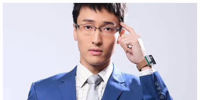 拒絕《愛情公寓》，靠戀情上熱搜，用演技賭人生的王傳君，怎麼變成這樣了？