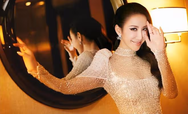 李玟二姐暫停工作,陪李玟母親在家休息,姐妹昔日合影令人懷念