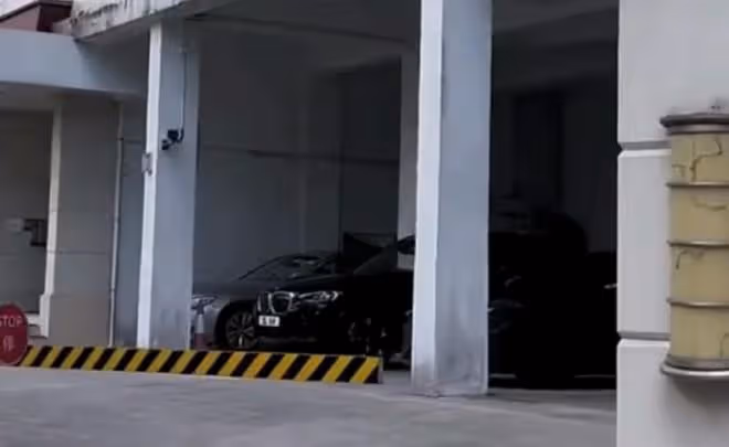 李玟二姐暫停工作,陪李玟母親在家休息,姐妹昔日合影令人懷念