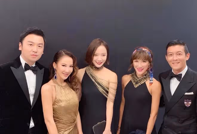 李玟二姐暫停工作,陪李玟母親在家休息,姐妹昔日合影令人懷念