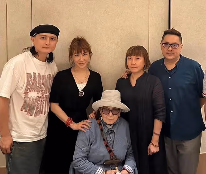 李玟二姐暫停工作,陪李玟母親在家休息,姐妹昔日合影令人懷念