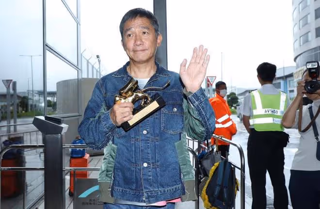 梁朝偉劉嘉玲手捧金獅獎回港,回應對自己41年的努力有了交代