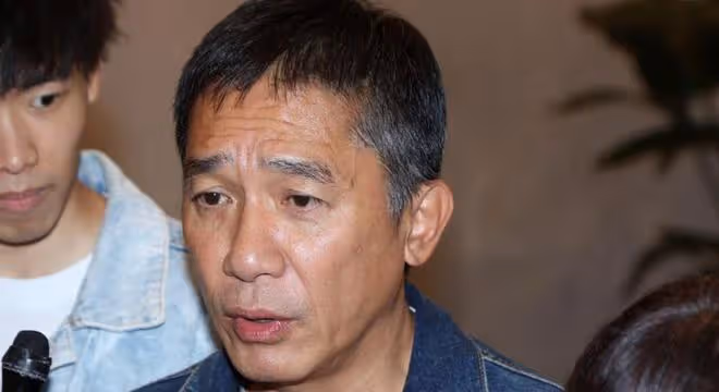 梁朝偉劉嘉玲手捧金獅獎回港,回應對自己41年的努力有了交代