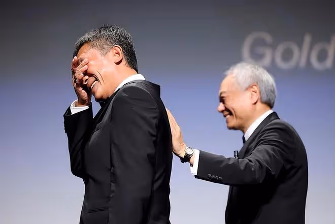 梁朝偉劉嘉玲手捧金獅獎回港,回應對自己41年的努力有了交代