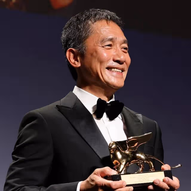 梁朝偉劉嘉玲手捧金獅獎回港,回應對自己41年的努力有了交代