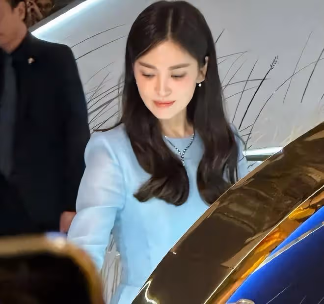宋慧喬穿淡藍色長裙，再現20年前的喬妹，五官精緻像洋娃娃