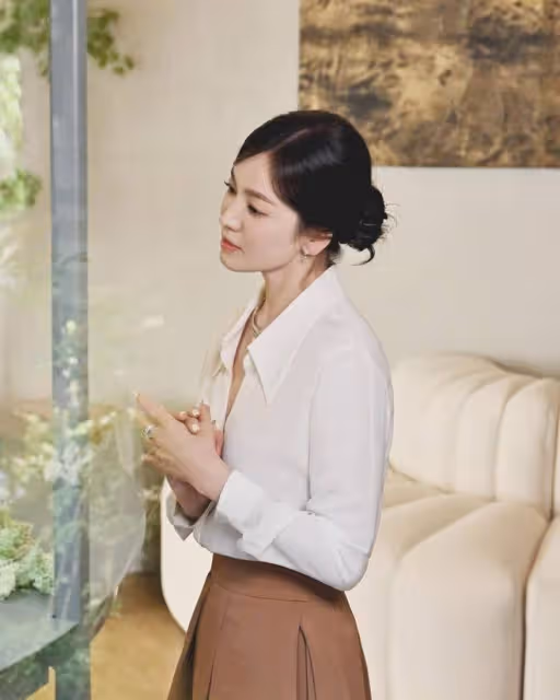 宋慧喬穿淡藍色長裙,再現20年前的喬妹,五官精緻像洋娃娃