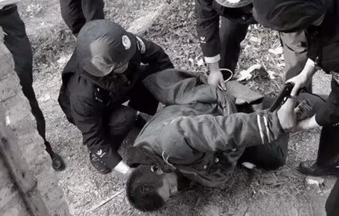 南充特大輪姦殺人案！四大惡人遊街示眾，罕見萬人空巷