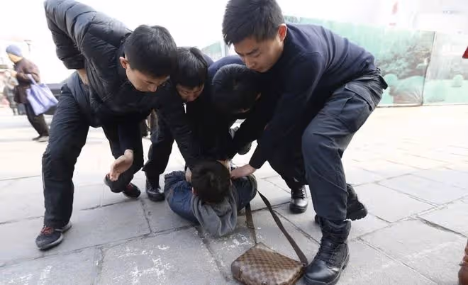 南充特大輪姦殺人案！四大惡人遊街示眾，罕見萬人空巷