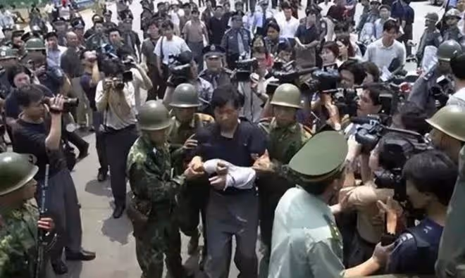 南充特大輪姦殺人案！四大惡人遊街示眾，罕見萬人空巷