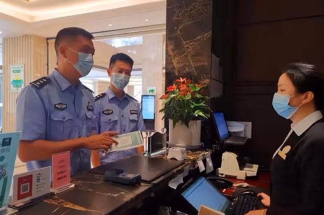 小伙和人妻被捉姦在床,情急之下小伙跳樓身亡,家屬索賠80萬