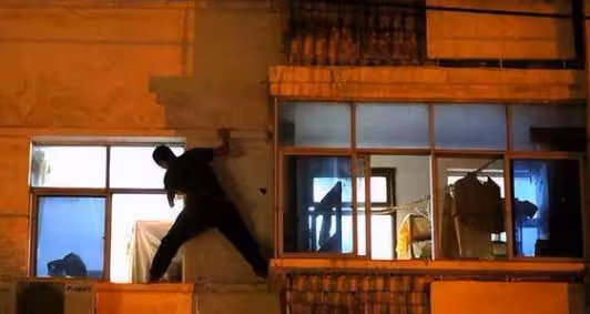小伙和人妻被捉姦在床,情急之下小伙跳樓身亡,家屬索賠80萬