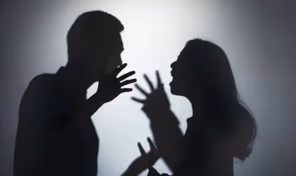 小伙和人妻被捉姦在床,情急之下小伙跳樓身亡,家屬索賠80萬
