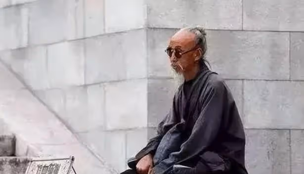 2014年,四川一還俗僧人當街砍死算命先生,兇手:他算得太准了